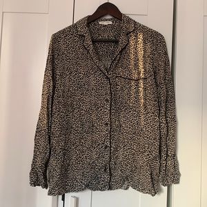 Beschlunchlounge cheetah sleep shirt. Size m
